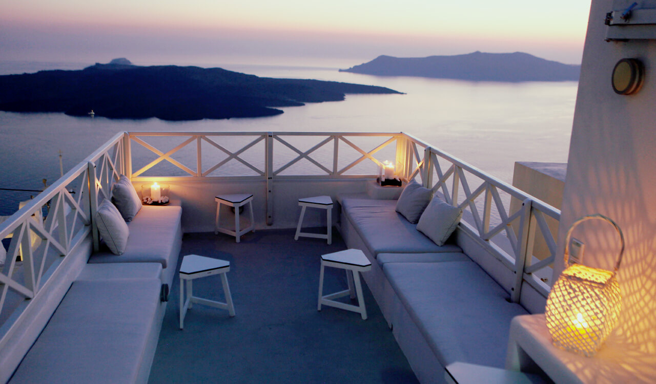 The brand new luxury villa on the best spot of the Santorinean Caldera at Fira